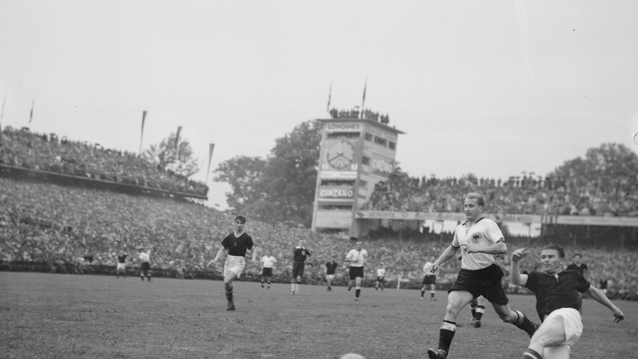 2. Halbzeit, 86. Minute: Mit letzter Kraft wirft sich Puskas in die Kopfballvorlage von Kocsis und erzielt das 3:3. SR Ling erkennt den Treffer aber nicht an. "Abseits", zeigt LR Griffiths. Im Bild von links nach rechts: (Akteure im Vordergrund) Kocsis (U), SR Ling, Jupp Posipal (D)(rechts neben Ling), Werner Liebrich (D), Puskas (U).