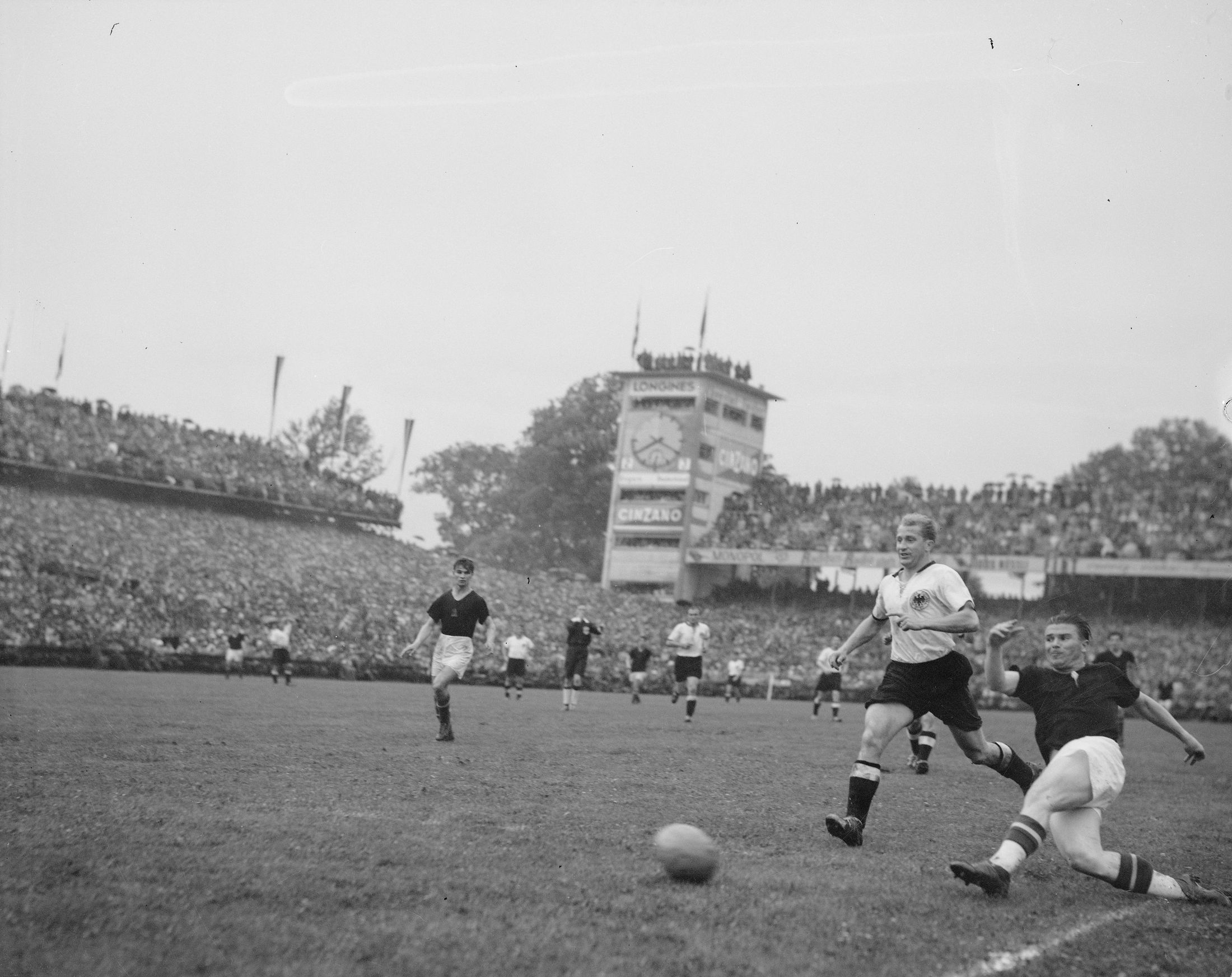 2. Halbzeit, 86. Minute: Mit letzter Kraft wirft sich Puskas in die Kopfballvorlage von Kocsis und erzielt das 3:3. SR Ling erkennt den Treffer aber nicht an. "Abseits", zeigt LR Griffiths. Im Bild von links nach rechts: (Akteure im Vordergrund) Kocsis (U), SR Ling, Jupp Posipal (D)(rechts neben Ling), Werner Liebrich (D), Puskas (U).